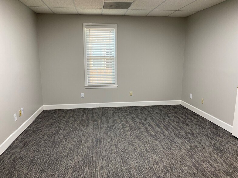 More Photos Of 690 Village Trce NE, Marietta Office For Lease