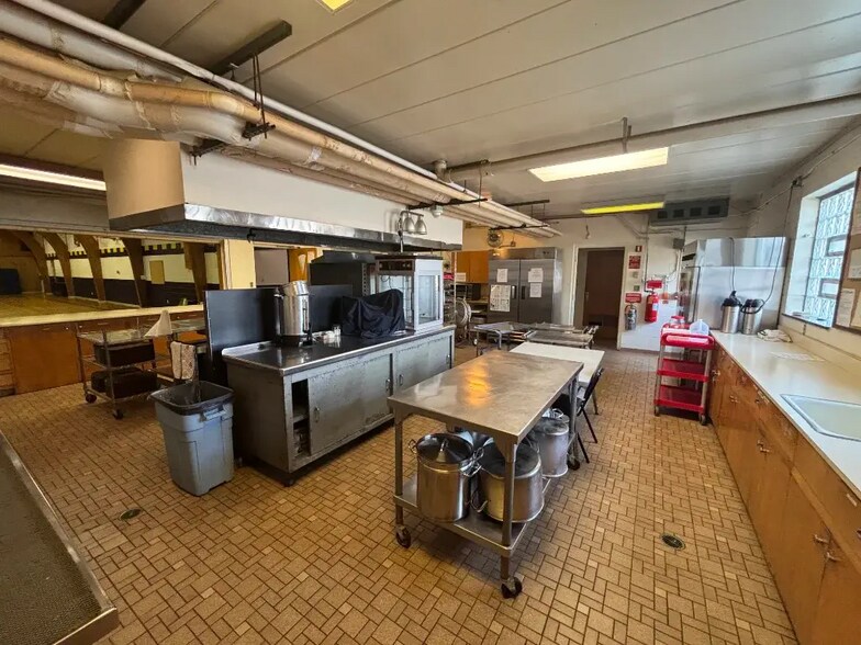 More Photos Of 18606 Stephens Rd, Eastpointe Religious Facility For Lease