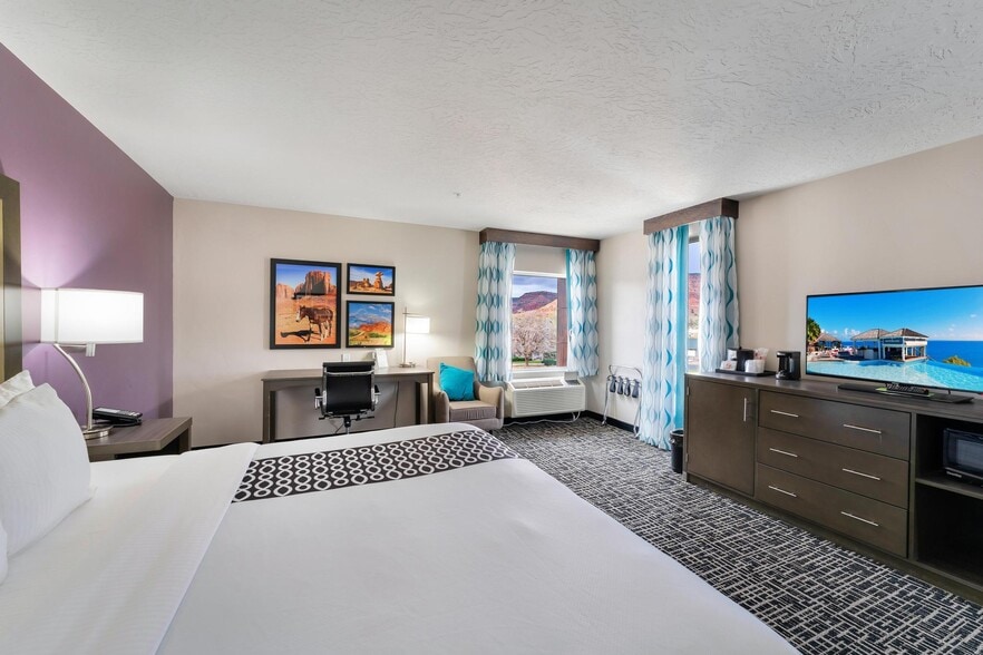 More Photos Of 465 S 100 E, Kanab Hospitality For Sale
