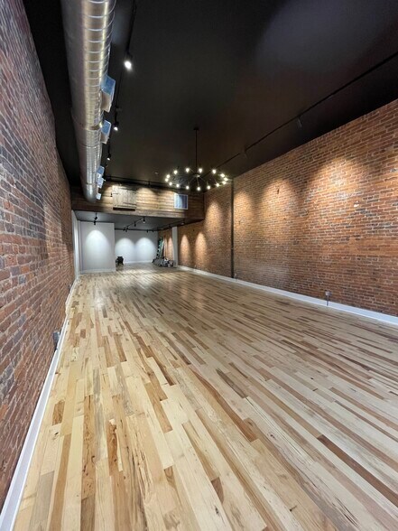 More Photos Of 20-24 E Beverley St, Staunton General Retail For Lease