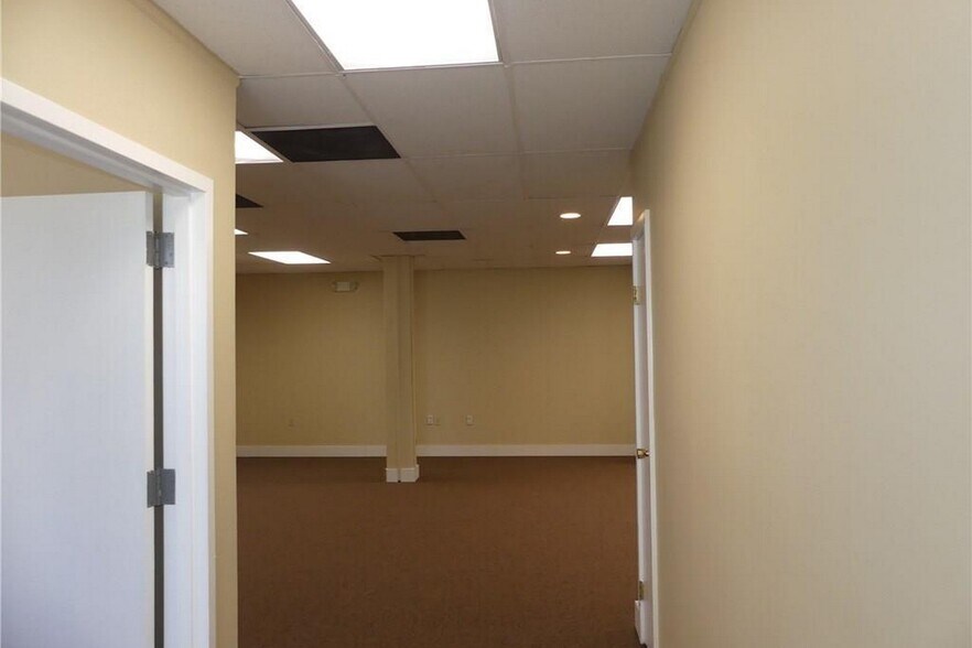 More Photos Of 36 Plains Rd, Essex Freestanding For Lease
