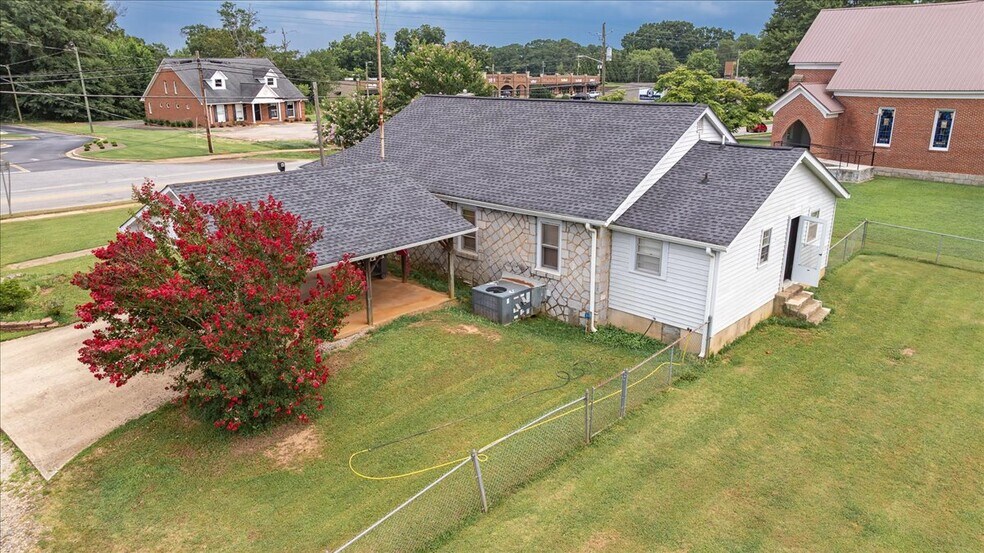 More Photos Of 317 General Daniel Ave N, Danielsville General Retail For Sale