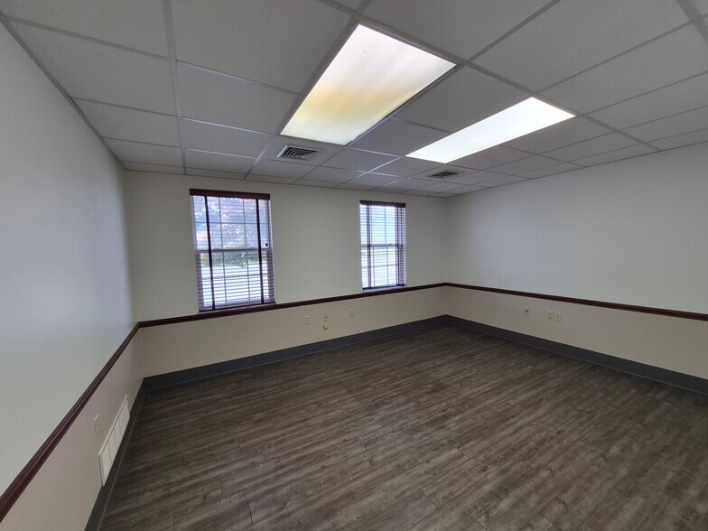 More Photos Of 4 Chateau Grove Ln, Barboursville Medical For Sale
