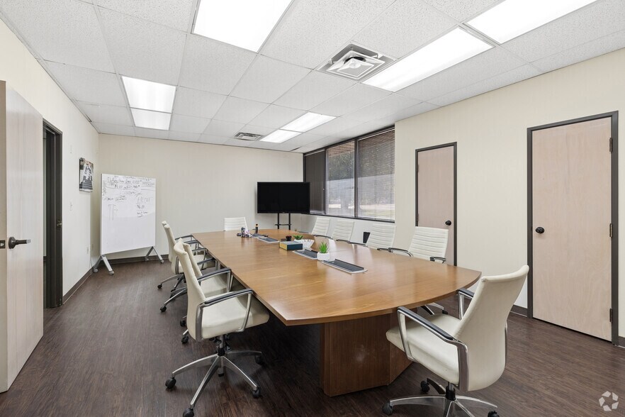 More Photos Of 801-815 Greenview Dr, Grand Prairie Unknown For Lease