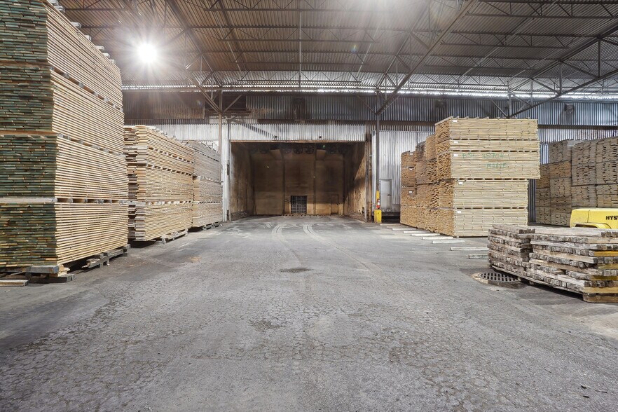 More Photos Of 570 Rue Sagard, St-Bruno-de-Montarville Manufacturing For Sale