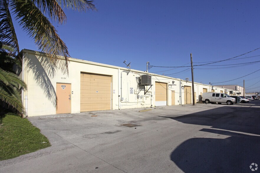 More Photos Of 4028-4030 NE 6th Ave, Oakland Park Warehouse For Lease