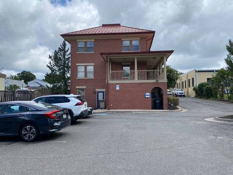 More Photos Of 847 Station St, Herndon Office For Lease