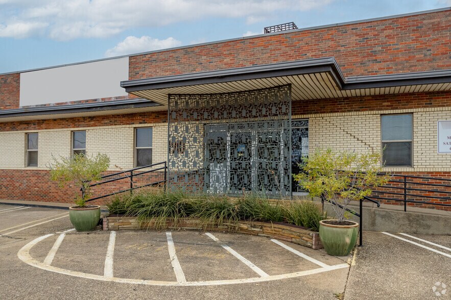 More Photos Of 1912 S Good Latimer Expy, Dallas Warehouse For Sale