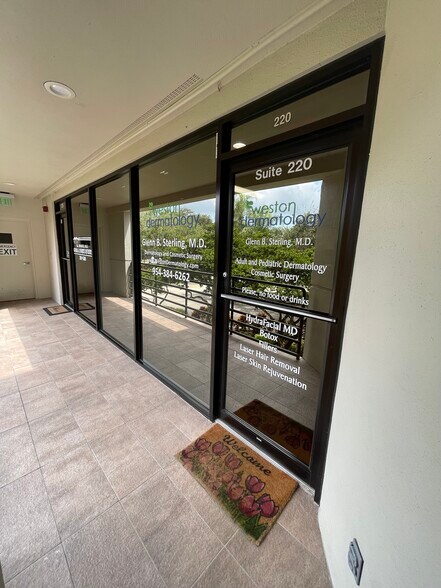 More Photos Of 1040 Weston Rd, Weston Medical For Lease