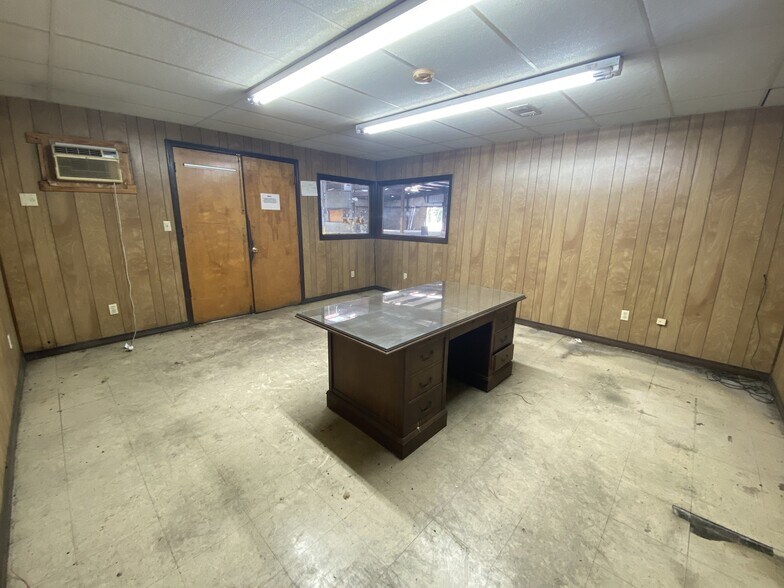 More Photos Of 410 Washington St, Cantonment Manufacturing For Lease