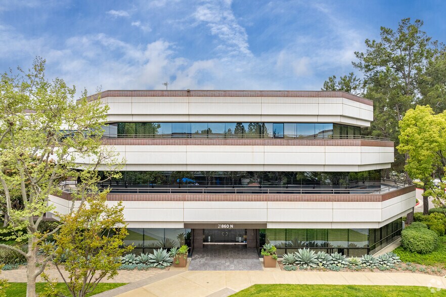 More Photos Of 21860 Burbank Blvd, Woodland Hills Office For Lease
