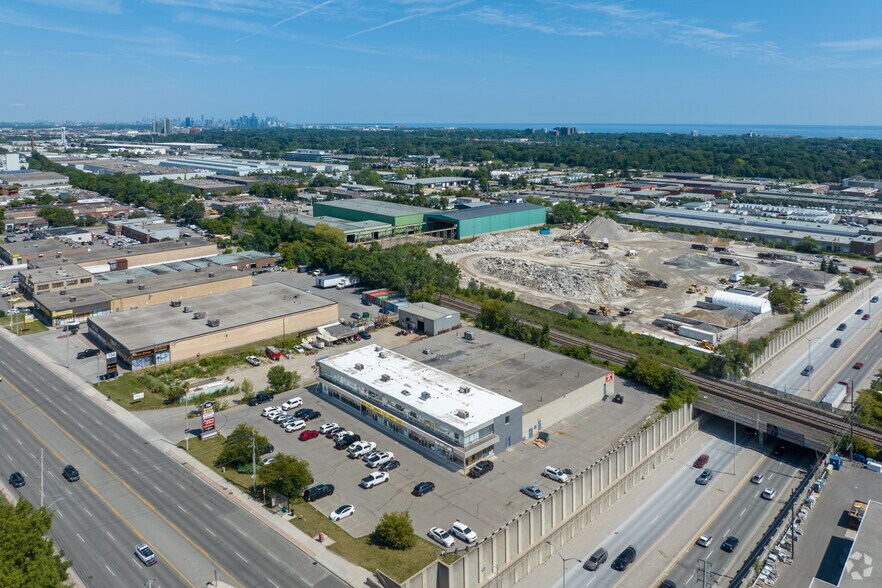 More Photos Of 700 Dundas St E, Mississauga Storefront Retail Office For Lease