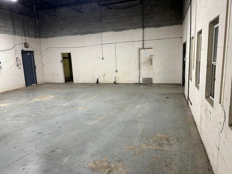 More Photos Of 944 Highway 15 N, New Albany Warehouse For Lease