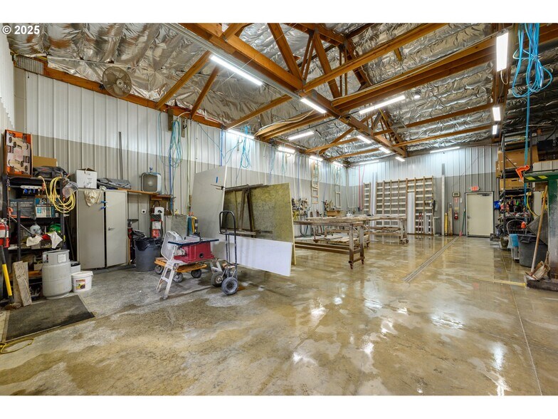 More Photos Of 161 Heritage Way, Roseburg Light Manufacturing For Sale