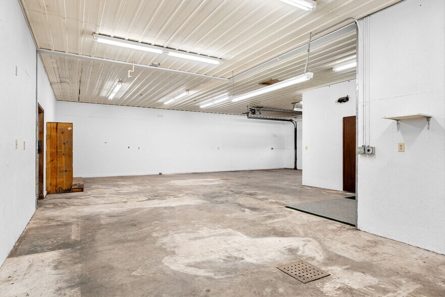 More Photos Of 438 Highway Ave S, Blooming Prairie Office For Sale