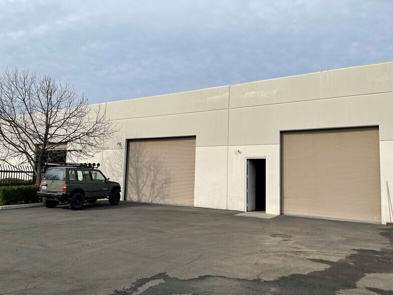 More Photos Of 2695 N Fowler Ave, Fresno Flex For Lease