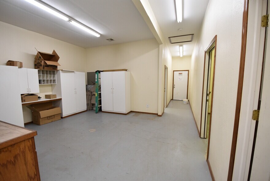 More Photos Of 701 W Broadway, Seminole Manufacturing For Sale
