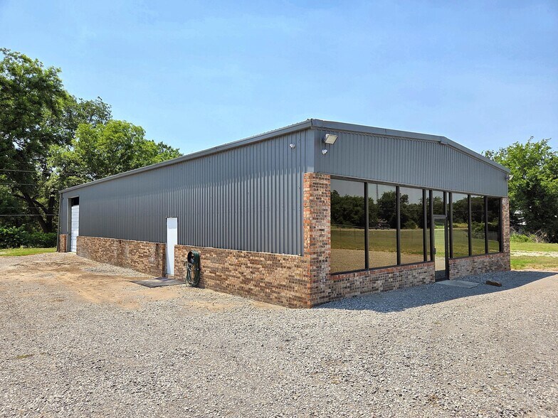 More Photos Of 33774 Highway 51, Wagoner Showroom For Lease