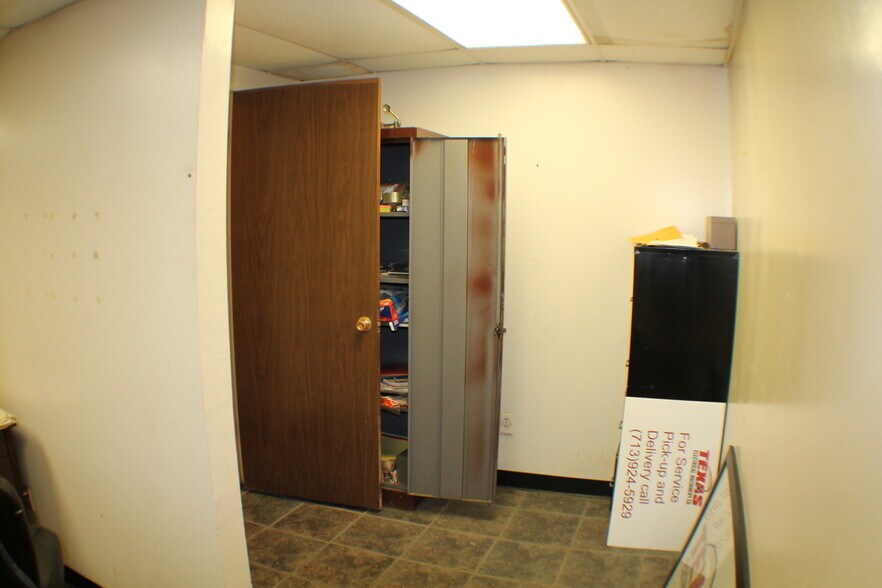 More Photos Of 5517 Dorbrandt St, Houston Warehouse For Lease