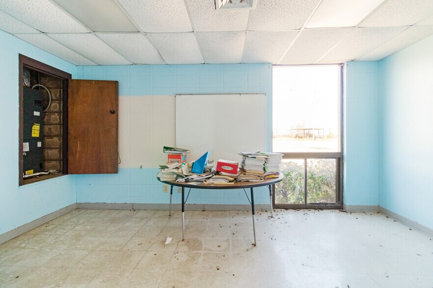 More Photos Of 214 N School St, Winfield Light Distribution For Sale