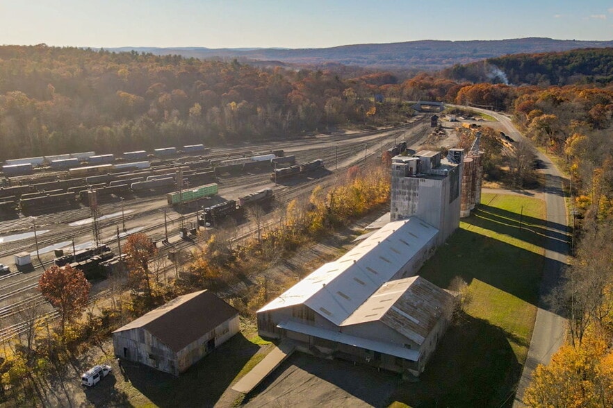 More Photos Of 6 Railroad Yard Rd, Deerfield Light Distribution For Lease