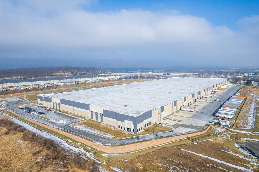 More Photos Of 20 Martha Dr, Bethel Warehouse For Lease