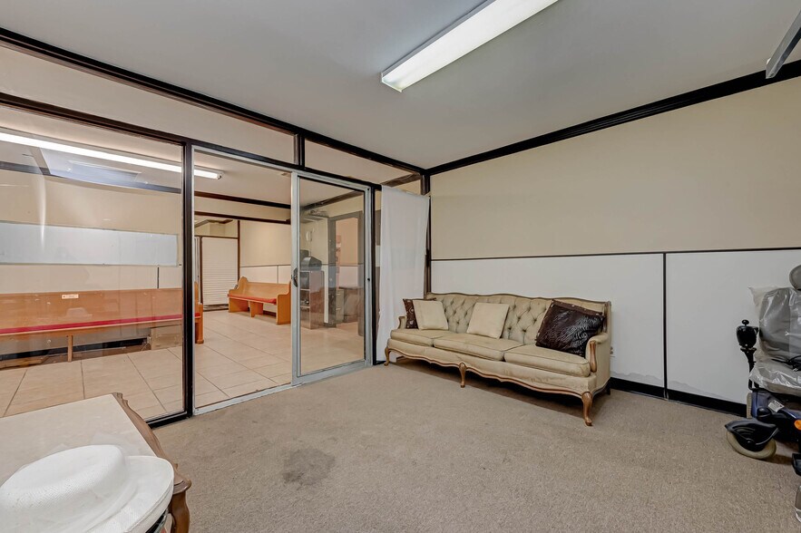 More Photos Of 3402 Amanda Ln, Houston Flex For Sale