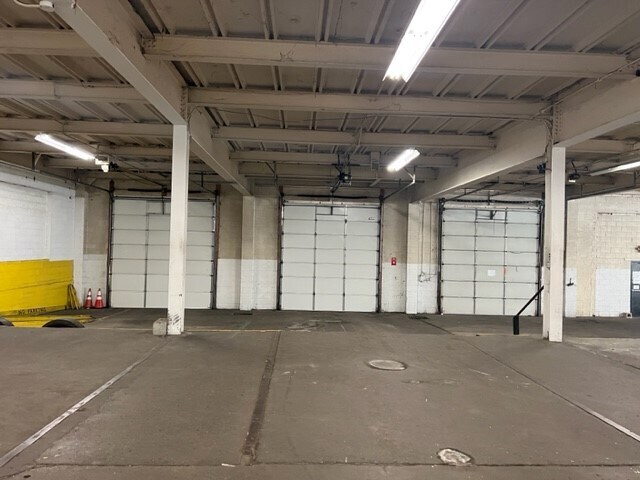 More Photos Of 939 W North Ave, Pittsburgh Light Distribution For Lease