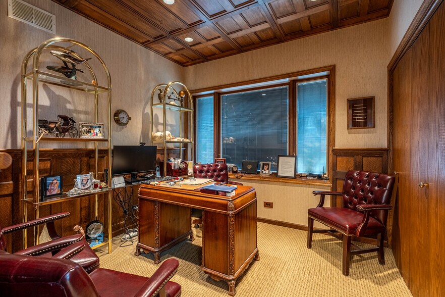 More Photos Of 915 N Milwaukee Ave, Libertyville Office For Sale