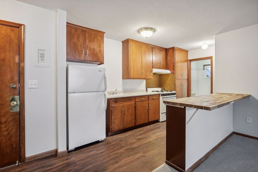 More Photos Of 2009-2017 Commerce Blvd, Mound Apartments For Sale