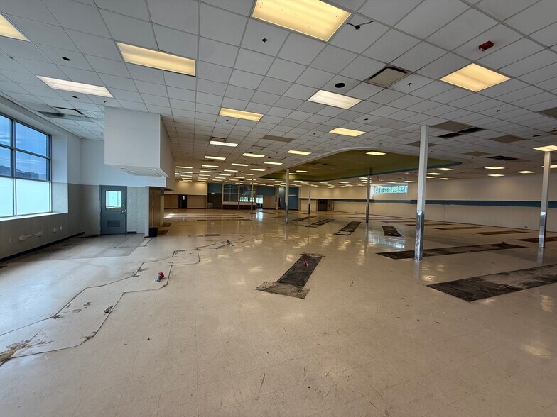 More Photos Of 1600 Main St, Follansbee Drugstore For Lease