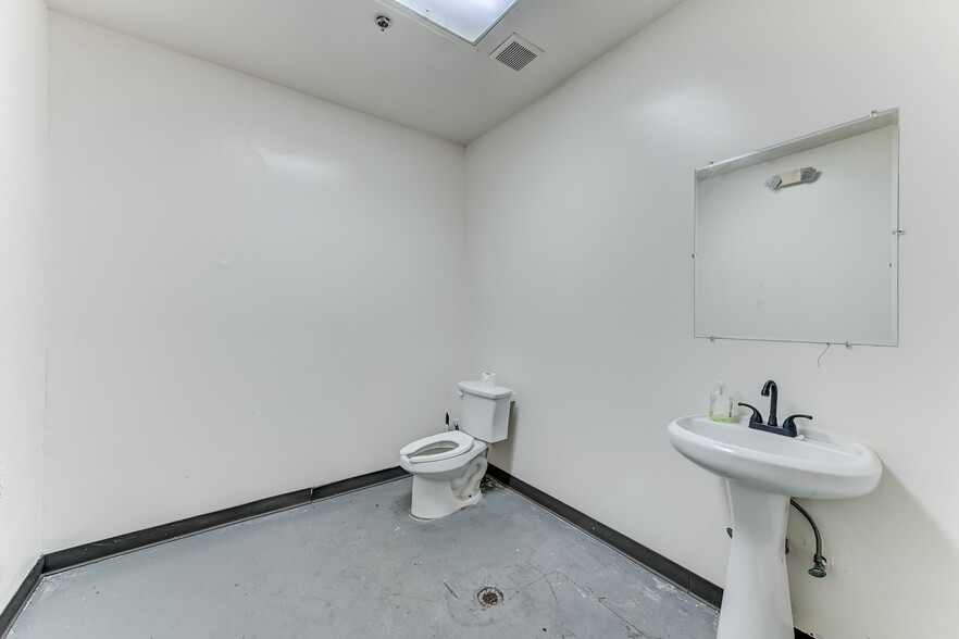 More Photos Of 324 Fm-1960 Rd, Houston General Retail For Sale