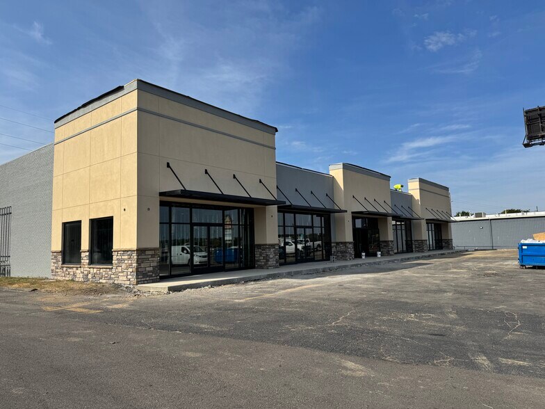 More Photos Of 1406 W 1st St, Springfield Storefront For Lease