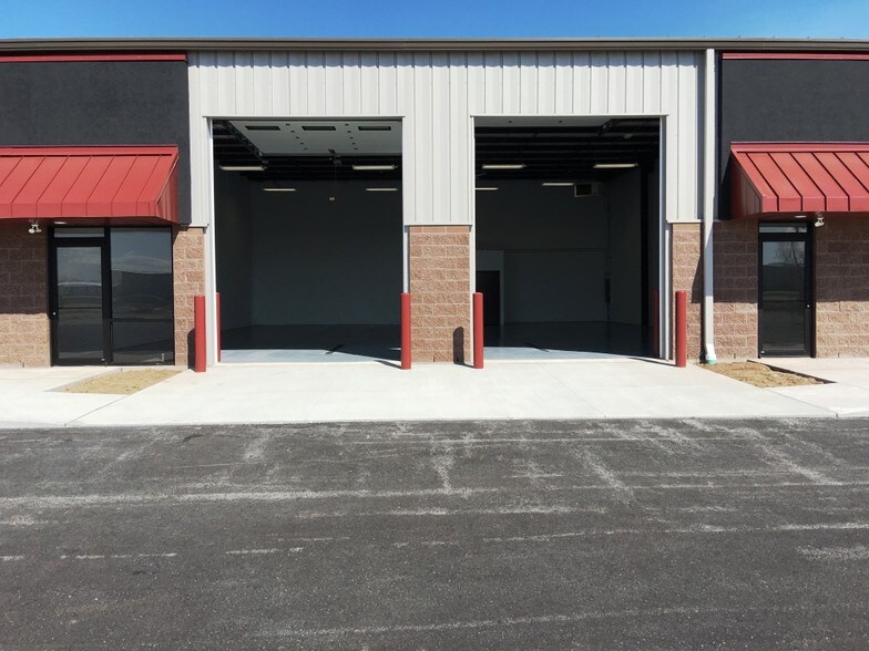 More Photos Of 1335 Plainview Dr, Oshkosh Warehouse For Lease