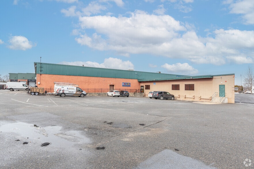 More Photos Of 200 Robbins Ln, Jericho Warehouse For Lease