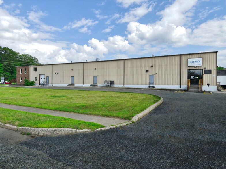 More Photos Of 1 Gold Mine Rd, Flanders Warehouse For Lease