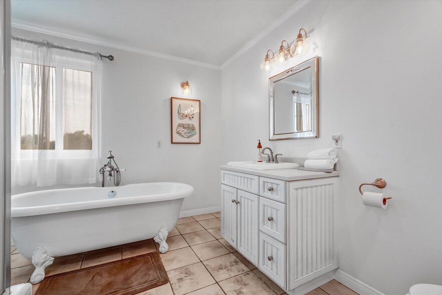 More Photos Of 179 Pomona Ave, Long Beach Hospitality For Sale