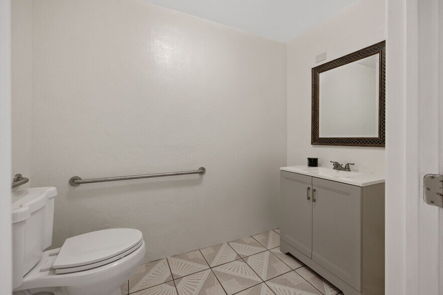 More Photos Of 143 E Tulare Ave, Tulare Storefront For Sale