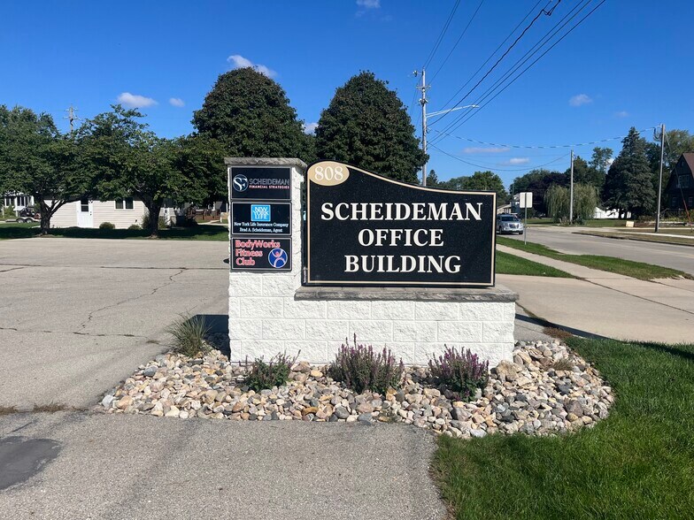 More Photos Of 808 4th St NE, Hampton Office For Sale