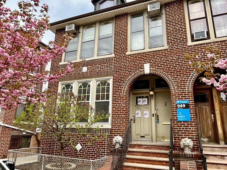 Primary Photo Of 949 48th St, Brooklyn Medical For Lease