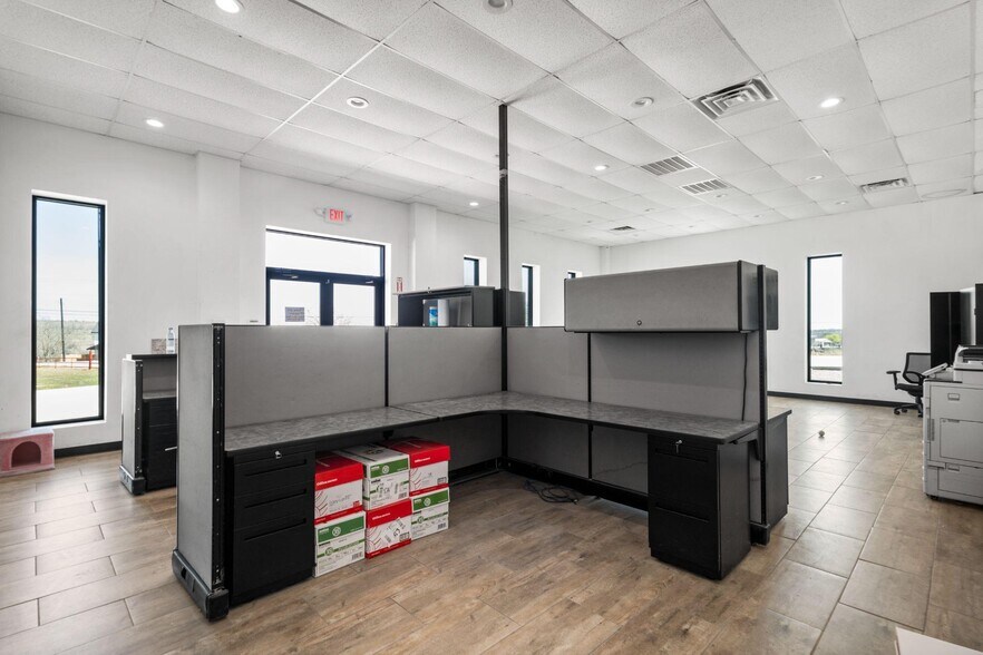 More Photos Of 800 East Watson Ln, New Braunfels Manufacturing For Lease