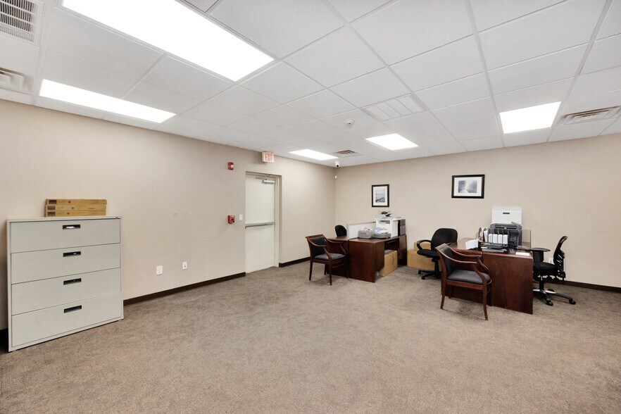 More Photos Of 245-249 W Montauk Hwy, Lindenhurst Office For Lease