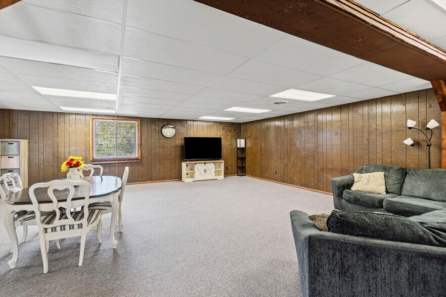 More Photos Of 3160 W Arrow St, Marshall Flex For Sale