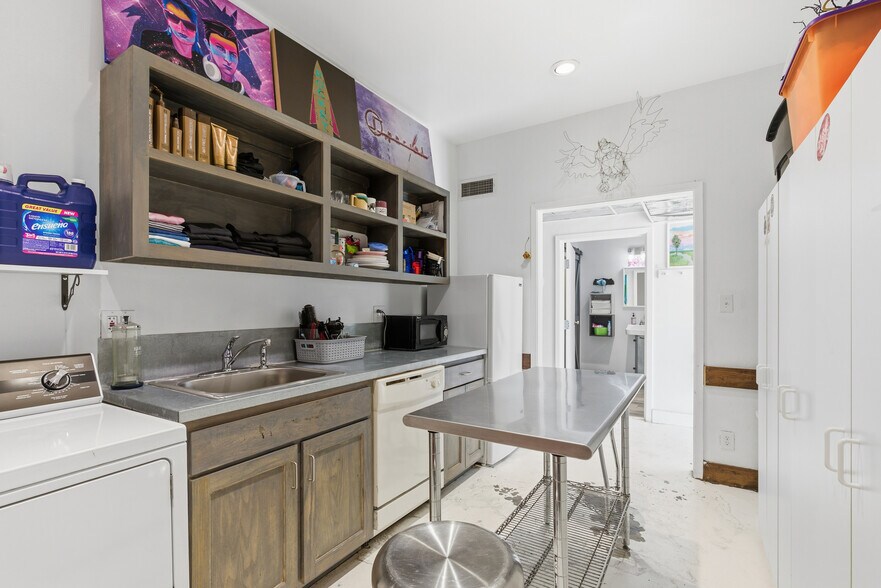 More Photos Of 738 W Davis St, Dallas Medical For Sale