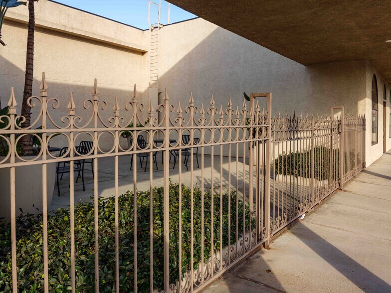 More Photos Of 4401-4409 E Los Coyotes Diagonal, Long Beach Unknown For Lease