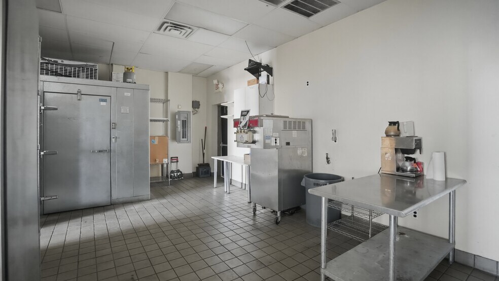 More Photos Of 2882-2904 Long Beach Rd, Oceanside Freestanding For Lease