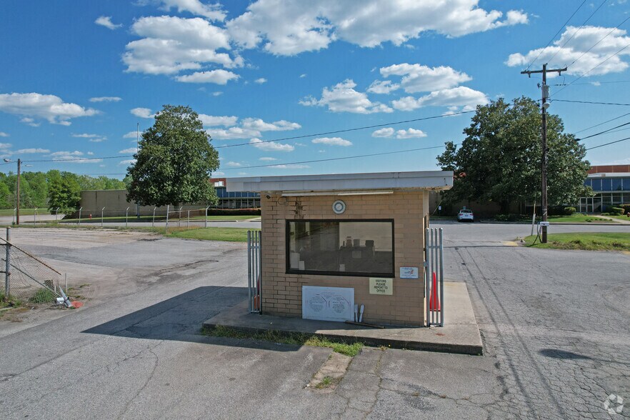 More Photos Of 572 S New St, Eden Distribution For Lease