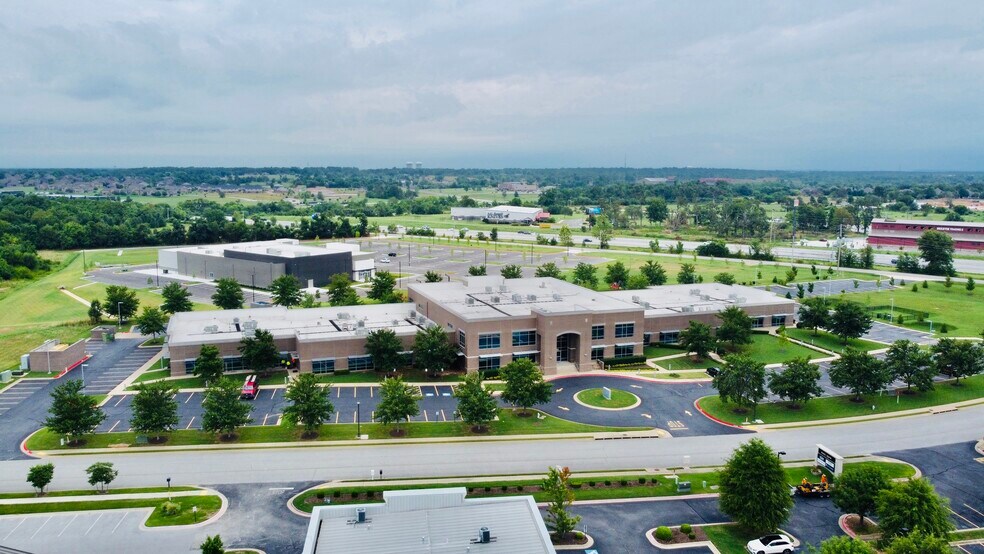 More Photos Of 3605 W Southern Hills Blvd, Rogers Office For Lease