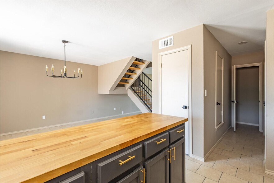 More Photos Of 1804 SW Barnard St, Glen Rose Apartments For Sale