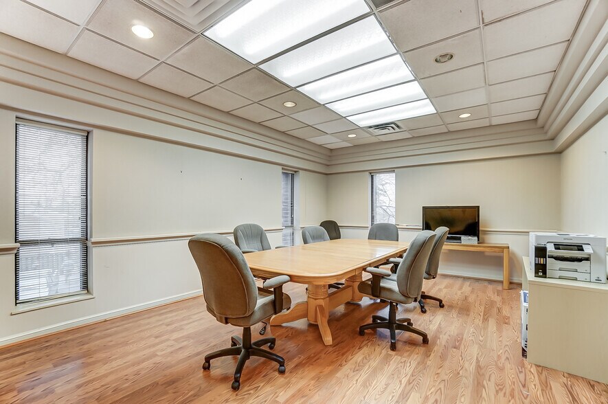 More Photos Of 47 E Wilson Bridge Rd, Columbus Office For Lease